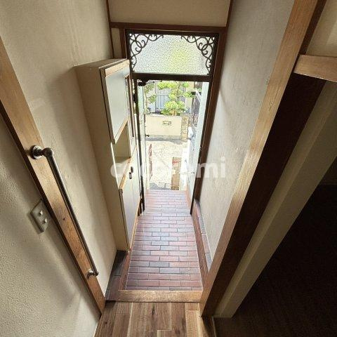 美井町車庫付き戸建ての玄関