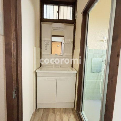 美井町車庫付き戸建ての洗面所