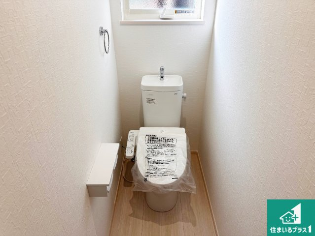 神戸市垂水区南多聞台　第9期　新築一戸建てのトイレ|1・2階の2ヶ所にあるので、朝の忙しい時間の順番待ちもなく、深夜の利用にも大変便利です。