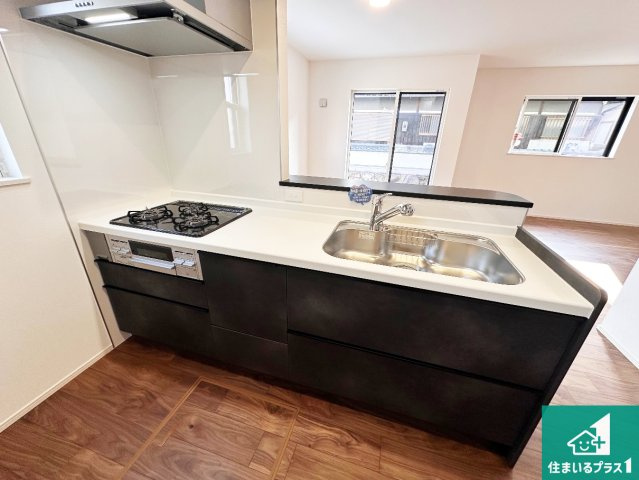 神戸市垂水区南多聞台　第9期　新築一戸建てのキッチン|リビングと統一感があり、使い勝手のいいキッチン。広々としているので、二人並んで作業が出来ちゃいます。お子様と一緒に色々なお料理に挑戦できるスペースがあります。