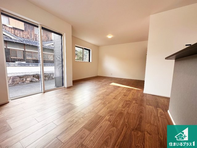 神戸市垂水区南多聞台　第9期　新築一戸建ての居間・リビング|明るいリビングで朝の目覚めもスッキリできそう！対面キッチンでご家族のコミュニケーションも自然と増える設計！小さなお子様が遊ぶスペースを作っても広々とくつろげるLDK！