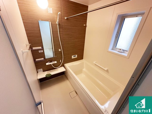 神戸市垂水区南多聞台　第9期　新築一戸建ての浴室|足をゆったり伸ばして寛げる浴槽です。窓が設けられていますので差し込む光が明るく穏やかな雰囲気にしてくれます♪浴室乾燥機も設置しているので、雨の日の洗濯物も安心です♪