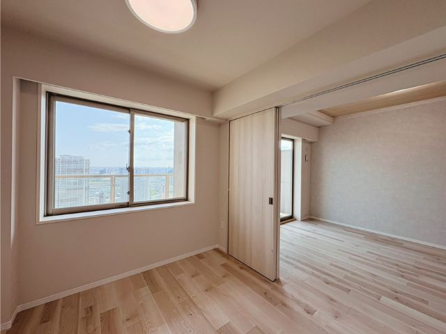 プラウドタワー東雲キャナルコートの洋室|こちらの洋室の窓も大きいく、眺望がきれいです。