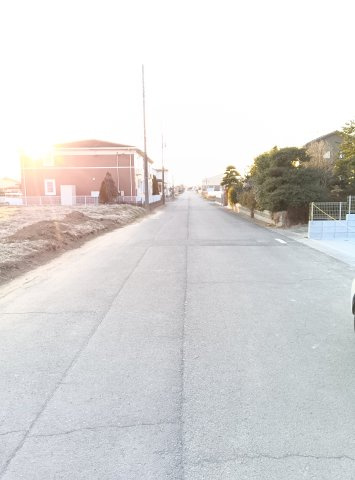 八千代町東原　2号棟の前面道路含む現地写真