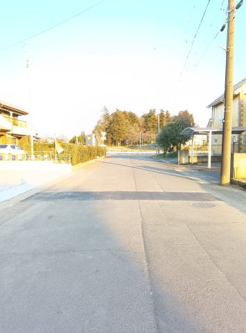 八千代町東原　2号棟の前面道路含む現地写真