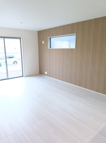 八千代町東原　2号棟の居間・リビング|広くてお洒落な居間です