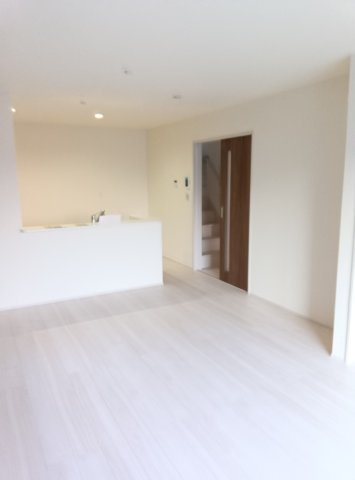 八千代町東原　2号棟の居間・リビング