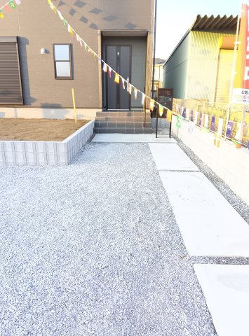 八千代町東原　3号棟の玄関