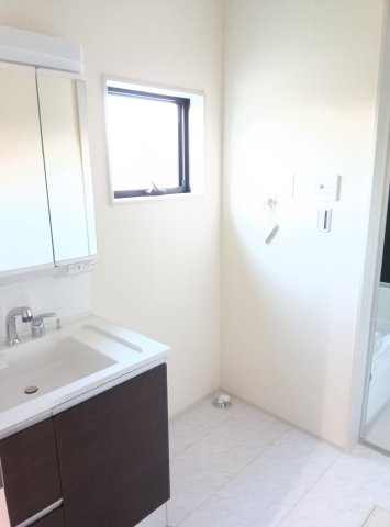 八千代町東原　3号棟の独立洗面台|独立洗面台、小物を置くことができて便利です