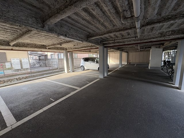 ロードハイツ甲東園の駐車場