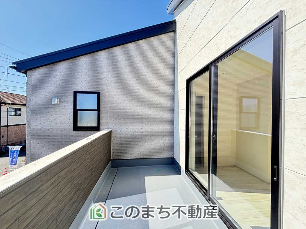 LiveleGarden.S第9栃木岩舟町静のバルコニー|南向きの大型バルコニーは陽当り良好で、たっぷりのお洗濯物もよく乾きます！