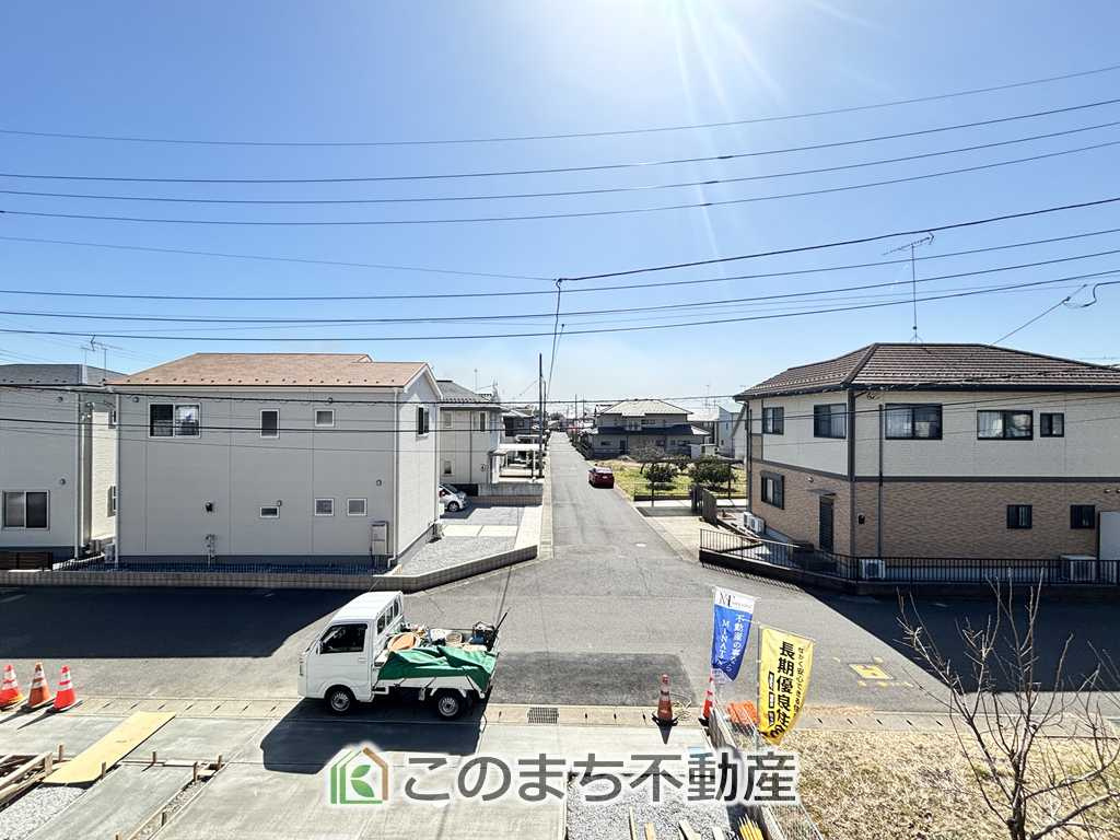 LiveleGarden.S第9栃木岩舟町静の展望|前面道路がゆったりとしており、周辺は整った街並みの住宅エリア。建物の圧迫感が少なく、開放感のある見晴らしをお楽しみいただけます。