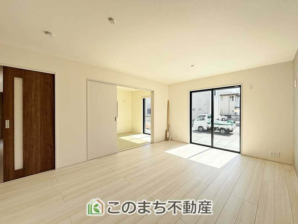 LiveleGarden.S第9栃木岩舟町静の居間・リビング|大きな窓から自然光が差し込む、明るく開放感のあるリビング。家族団らんの時間をゆったり楽しめます。