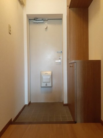 ファミールＨＡＫＵＨＯＵ　Ｂの玄関