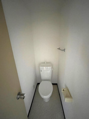 落ち着いた色調のトイレです