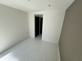 落ち着いた色調の寝室です