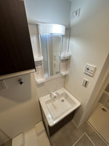 独立洗面台あり、毎朝おしゃれに忙しい女性の方におすすめです