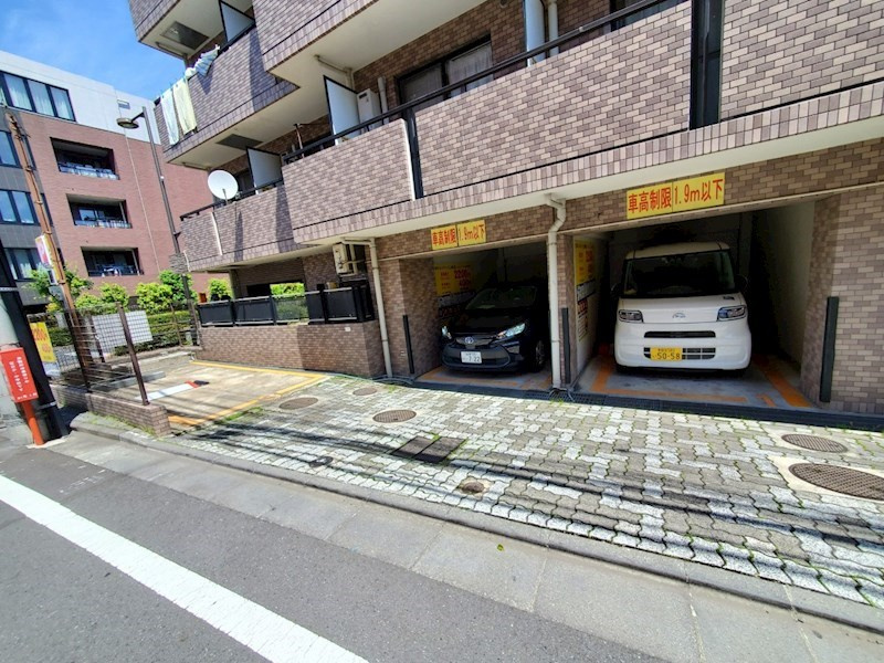 日神パレステージ三軒茶屋の駐車場