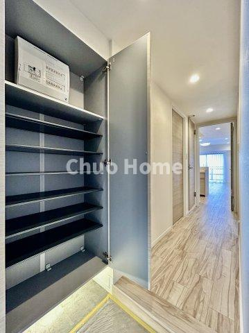 カーサ浅草桜橋の玄関|【玄関】玄関には大型のシューズクローゼットを設置しておりますのでいつでもスッキリりとした空間を保てます。玄関周りを清潔に使うのはとても大事なことですよね。