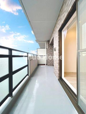 カーサ浅草桜橋のバルコニー|【バルコニー】幅もあって、奥行きもあるゆとりのバルコニー。洗濯物を干したり乾かしたりだけでなく、ただ出てみるだけでも気持ちいいですよ。