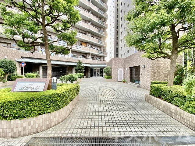 カーサ浅草桜橋のエントランス|【エントランス】マンションのエントランスは、その物件の印象を決める、顔とも言える場所です。毎日通る場所ですからきれいなのが一番です。エントランス内はオートロックですので暮らしの安全も確保されています。