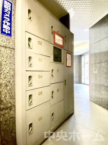 カーサ浅草桜橋の設備|【宅配ボックス】在宅時・不在時に関わらず、居住者の代わりに非対面で宅配物を受け取ってくれる便利な設備です。わかりやすくご説明致しますので見学時にはお部屋だけではなく共用部分もぜひチェックしてください。