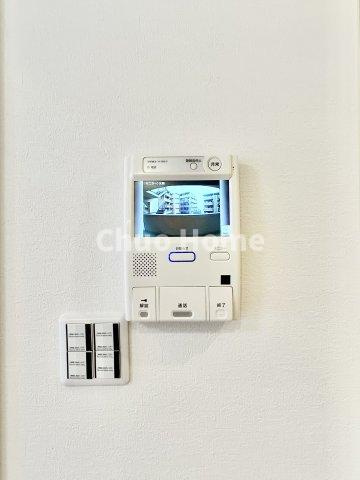 カーサ浅草桜橋のセキュリティ|【モニターホン】誰が来たかすぐにわかるカラーモニター付きインターホン。通話ボタンを押すまでは室内の音は漏れていませんので相手を確かめてから応対できます。