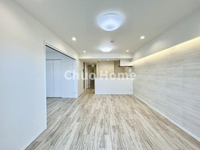 カーサ浅草桜橋のキッチン|視界に広がりを生むオープンなキッチン。料理や片付けをしながら、家族との会話を楽しんだり、リビングで遊ぶ子どもを見守れます。ご見学時には家具の配置などもイメージしながらぜひご覧になって見て下さい。