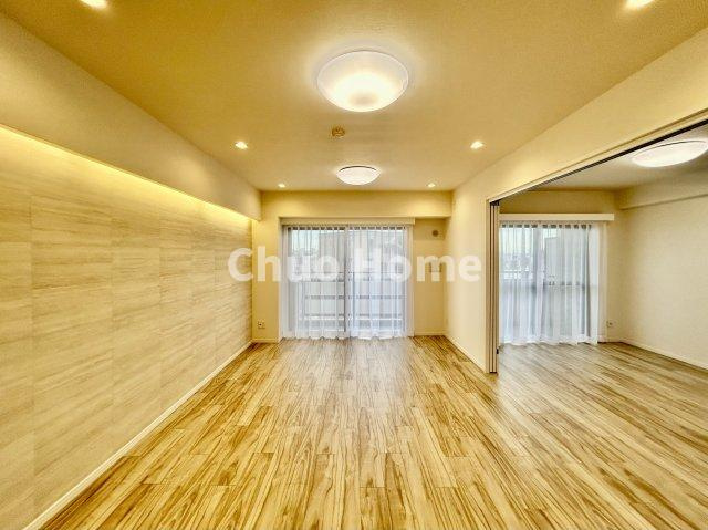 カーサ浅草桜橋の居間・リビング|【リビングダイニング】一日の中で多くの時間を過すことになるリビングダイニングだからこそ、いつも穏やかな空間であることが必然。爽やかな通風と採光を存分に感じる事が出来る空間です。