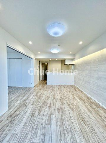 カーサ浅草桜橋のダイニング|【ダイニング】忙しい朝でも、しっかり家族が揃って食事をして頂けるゆとりある大きさのダイニングスペース。奥様が作る手料理をカウンター越しに受けとって頂き、テーブルで囲む素敵な時間を存分に愉しんで下さい。