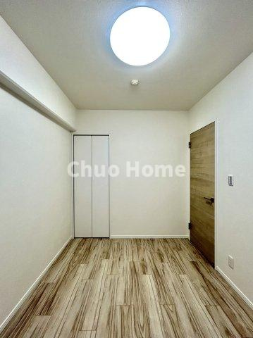 カーサ浅草桜橋の寝室|【寝室】心と体をゆったりと安らげる主寝室。寝室のゆとりが大きい分だけ、暮らしの安らぎは深まります。一日の疲れを癒すだけでなく、ご夫婦の親密な語らいを紡ぎ出します