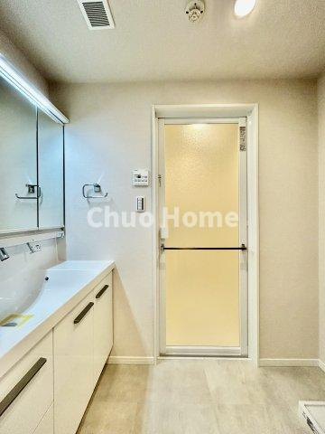 カーサ浅草桜橋の脱衣所|【洗面所】明るい洗面所は朝をすっきりさせてくれる空間です。バタバタしている忙しい朝でも収納が多い洗面台では短い時間で効率良く支度ができます。