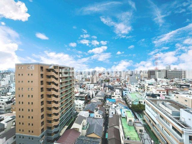 カーサ浅草桜橋の展望|手を伸ばせば、ふれることが出来そうな環境が、そのままインテリアになったような印象です。その豊かな眺望にふさわしい空間には、通風・採光にも優れ、心地よい光と風があふれています