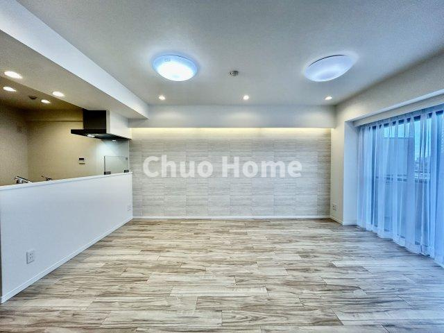 カーサ浅草桜橋の居間・リビング|【居間・リビング】「ＬＤＫは家族団らんをデザイン」広いＬＤＫでは家族が集まり一緒の時間を過ごせる工夫がされております。何気ない一日の当たり前のひとコマがいつか一生の宝物になります