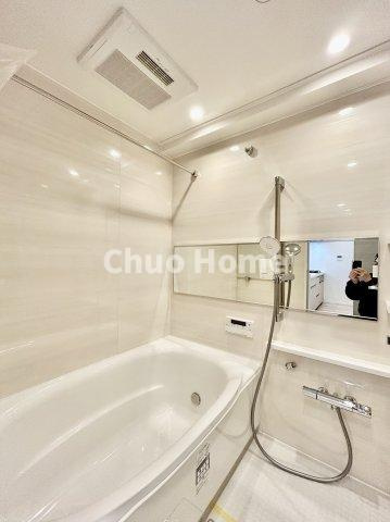 カーサ浅草桜橋の浴室|【バスルーム】暖房換気乾燥機付きシステムバスルーム。暖房・冷風・換気・乾燥など、毎日を快適に過ごせるうれしい機能が揃っています。雨の日の洗濯物も安心です。