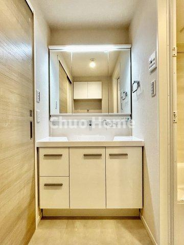 カーサ浅草桜橋の独立洗面台|【洗面化粧台】洗面化粧台には三面鏡を採用。身だしなみを整えやすい事はもちろんですが、鏡の後ろに収納スペースを設ける事により、散らかりやすい洗面スペースをすっきりさせる事が出来るのも嬉しいですね