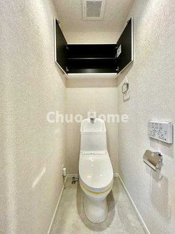 カーサ浅草桜橋のトイレ|【トイレ】 収納スペースをしっかりと確保した温水洗浄便座機能付きトイレ。温水洗浄便座は清潔にお使いいただくための大切なアイテムです。