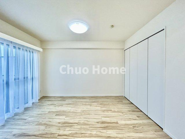 カーサ浅草桜橋の洋室|【洋室】快適に過ごす条件は、一人ひとり違います。だからこそ飾り過ぎないシンプルな内装と偏り過ぎないデザインで統一しております。居住していく中でオーナー様だけの【マイホーム】に創り上げて下さい