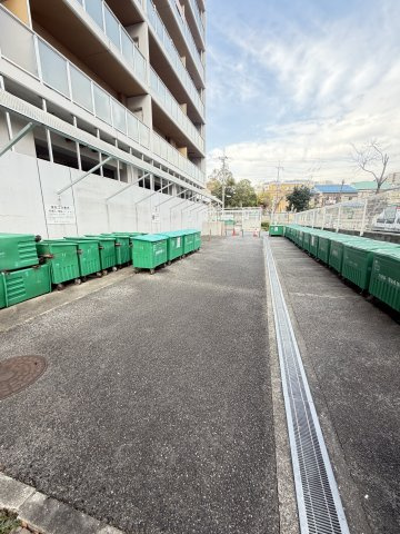 大倉山高層住宅の駐車場