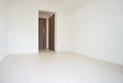 【居間・リビング】 | ARCOBALENO SUGINAMIHONANCHO | 8.4帖のきれいな洋室。