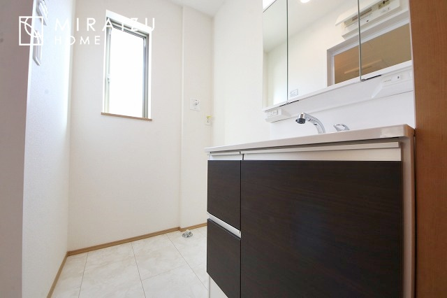 【独立洗面台】 | 高級感漂う洗面台です。鏡の後ろの収納棚もとても充実しております。コスメが大好きな奥様も、女子力高いご主人様もきっとご満足いただける収納力です。三面鏡なので、ヘアセットにも便利です。
