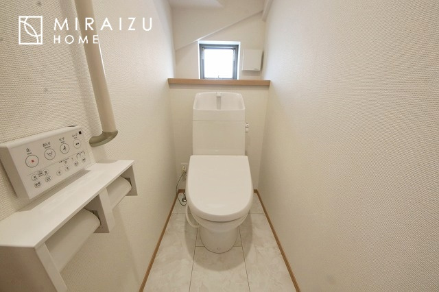 【トイレ】 | 空気の換気と窓からの光の明るさに配慮した清潔感のあるトイレ、ご自分の好きなアロマや芳香剤を置いて落ち着く空間を演出、一人になれる空間ですから、リラックスしたいですね。
