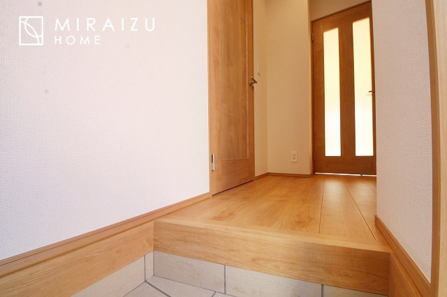 【玄関】 | いってきます♪ただいま♪明るい声が聞こえてきそうな玄関。ナチュラルなカラーがとても清潔感のある造りです♪
