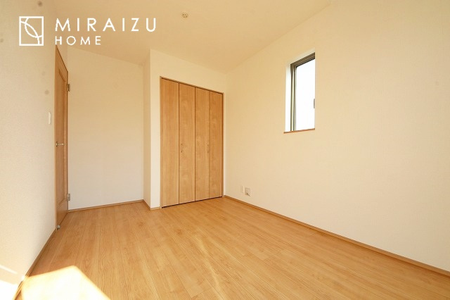 【洋室】 | 居心地の良さそうなリラックスできる空間。独立性のある建物ですので、ご自分の時間を大切にしたご家族様にぴったりです！
