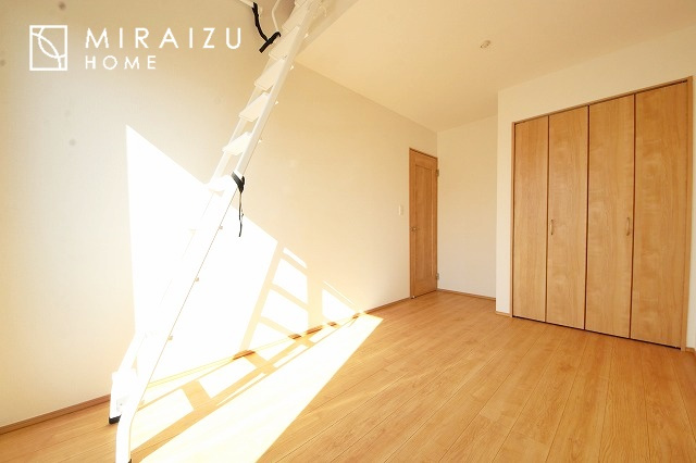 【寝室】 | 広さのある洋室は、ご夫婦様の寝室にぴったりですね。ご主人様の趣味のものや書斎などにも使用できるくらいの広さが嬉しいです。収納もばっちり完備してますのでお荷物が多いご家族様も安心してお暮しいただけます！