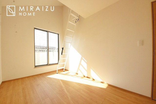 【子供部屋】 | お子様のお部屋にも主寝室にも使えますね。窓が二面についていますので採光もばっちり、空気の入れ替えもOK！自分のお部屋を持ちたいお子様の夢を叶えます！
