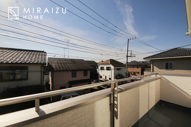 【バルコニー】 | 小鳥の鳴き声で目覚める朝、爽やかな風が入ります。太陽の陽射しでお洗濯物がカラッと乾き、気持ちの良い洋服とお布団で快適に過ごせます。