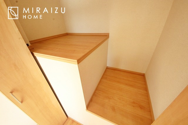 【洋室】 | 心も体も癒されるゆったりと落ち着いた洋室。窓が多いつくりになっています。窓が多いと明るい空間を保ち、室内へ気持ちの良い風も取り込んでくれます。