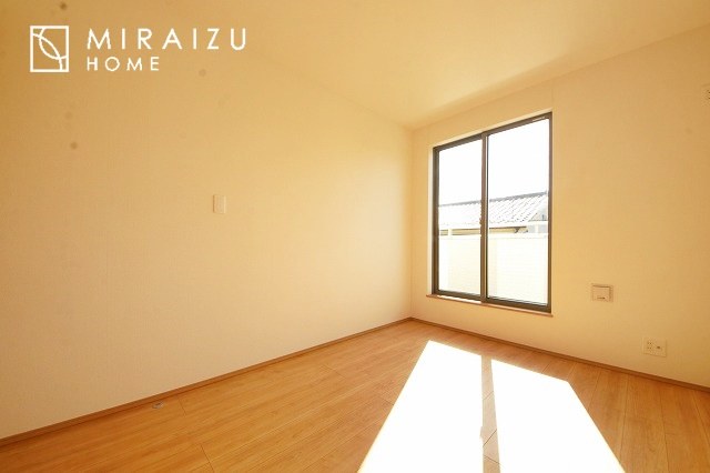 【寝室】 | 収納あり、自然な採光ありの洋室。家族みんなが気持ち良く目覚められる、過ごしやすい主寝室などにもお勧め。もちろん、ペットもご一緒に。