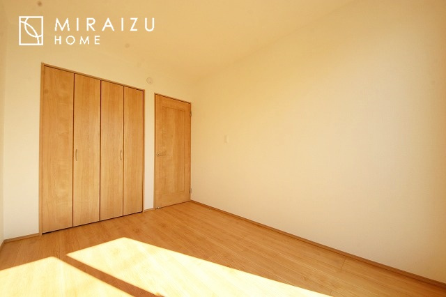 【子供部屋】 | 床のフローリングもオシャレな洋室が嬉しいです。独立性のある住宅ですので、各居室それぞれ、テイストの違うお部屋インテリア造りをしても面白いかもしれませんね！